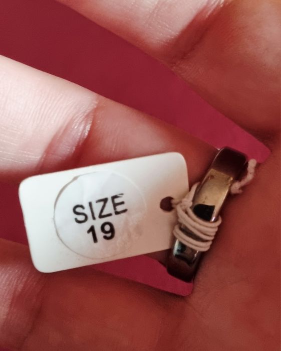 Anel bicolor, em aço, com grande pedra oval "olho de gato". T19/20