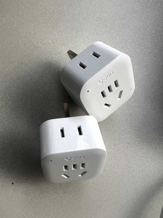 Tripla para Uk com entrada USB