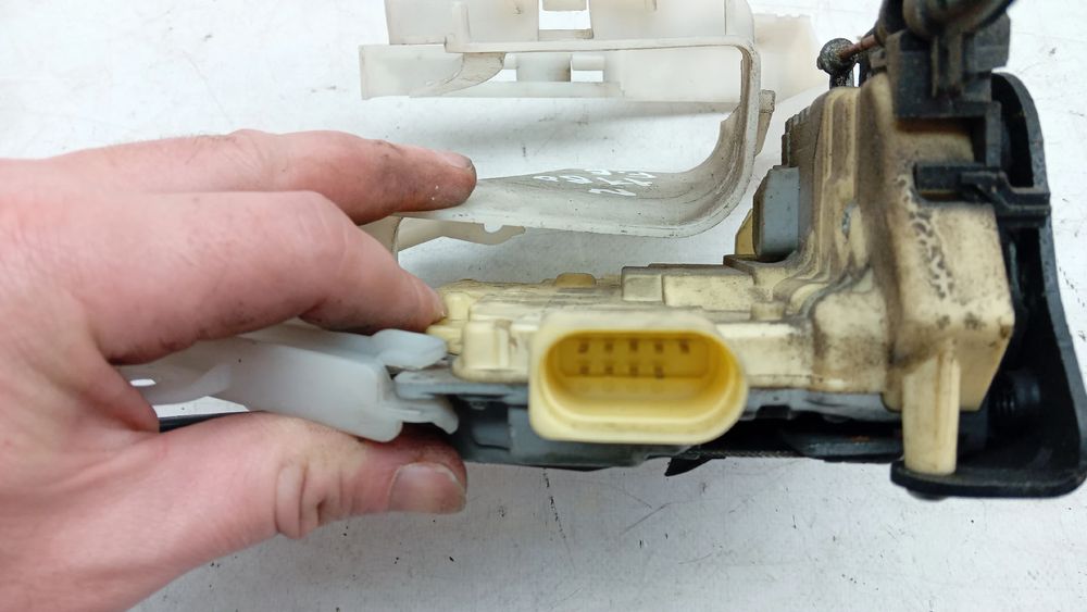 Fechadura / fecho porta frente esquerdo VOLKSWAGEN Passat Variant (3C5