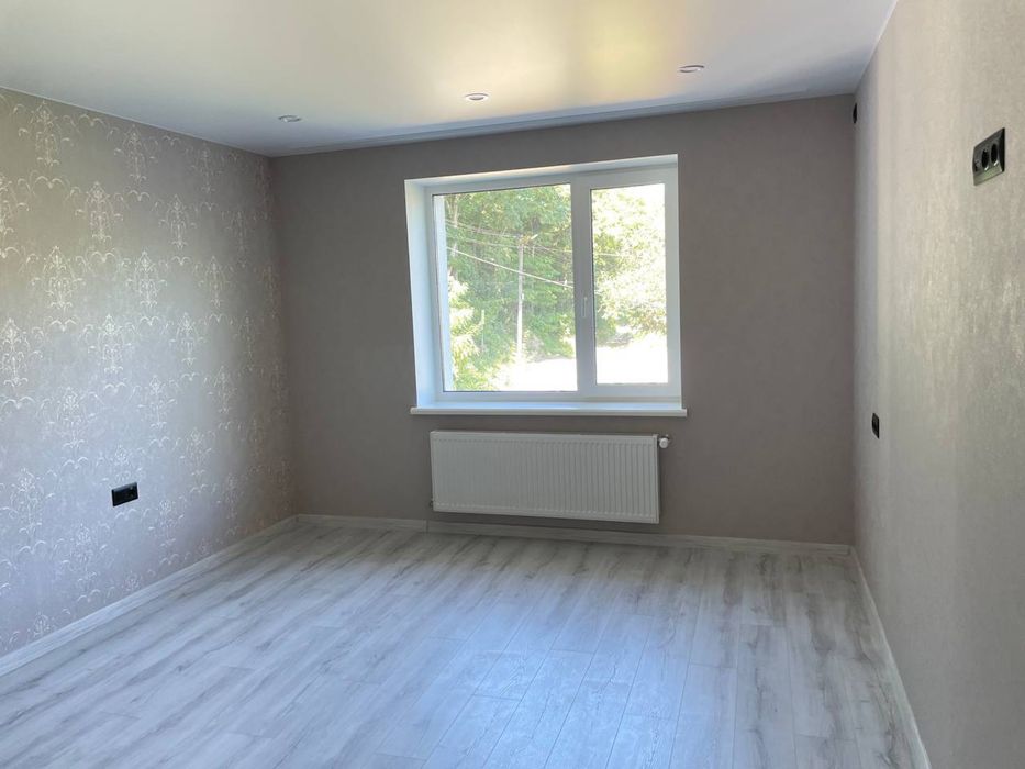 Просторий будинок, з великою земельною ділянкою, дмитро