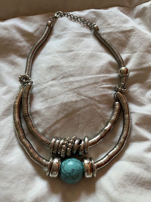 Colar curto prateado com pedra azul turquesa