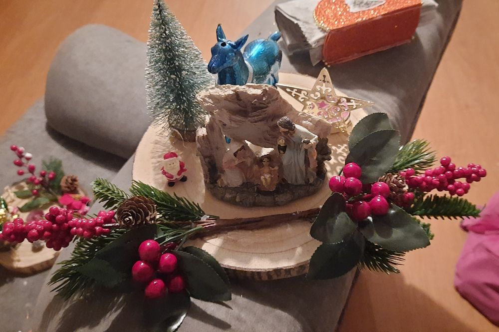 Vendo arranjo de Natal com presépio