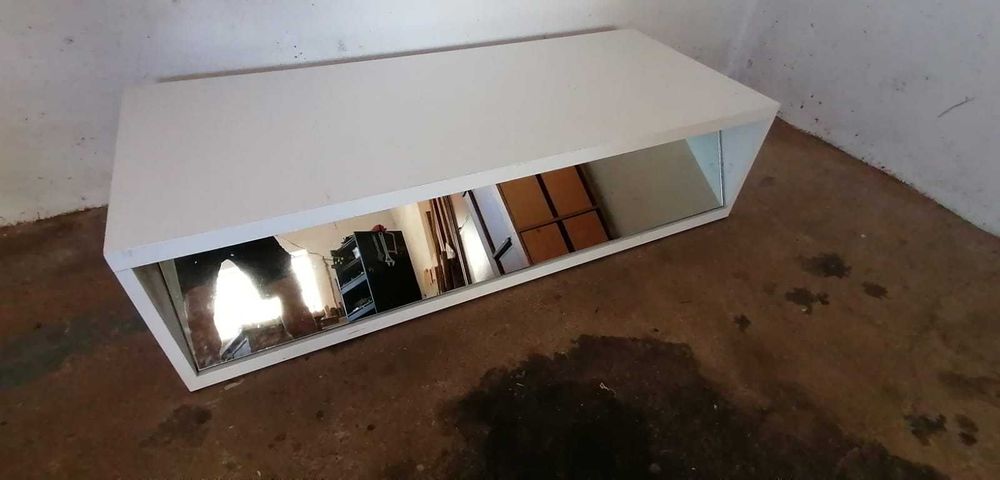 Moveis expositores 2 com gaveta e 1 com espelho