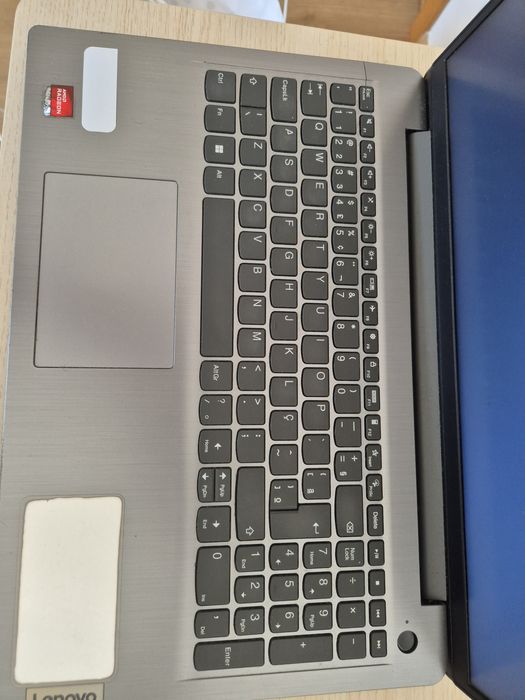Portátil Lenovo Ultrafino Ideapad3 AMD Ryzen 7 5700u 8GB RAM  256GB SSD W11 15,6"