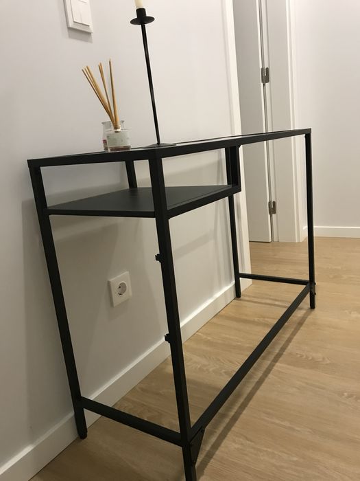 Mesa com tampo de vidro com varias utilidades