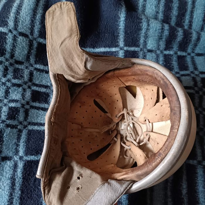 Duży Kask Orzeszek Nitron z szarą skórą z epoki PRL