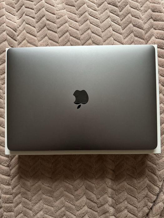 Продам macbook air m1 256 офіційний