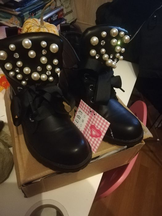 Nowe buty z koralikami ozdobnymi.