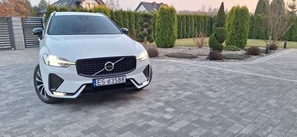 Volvo XC60 B4 AWD bogatej wersji wyposażenia R-Design + Black Edition