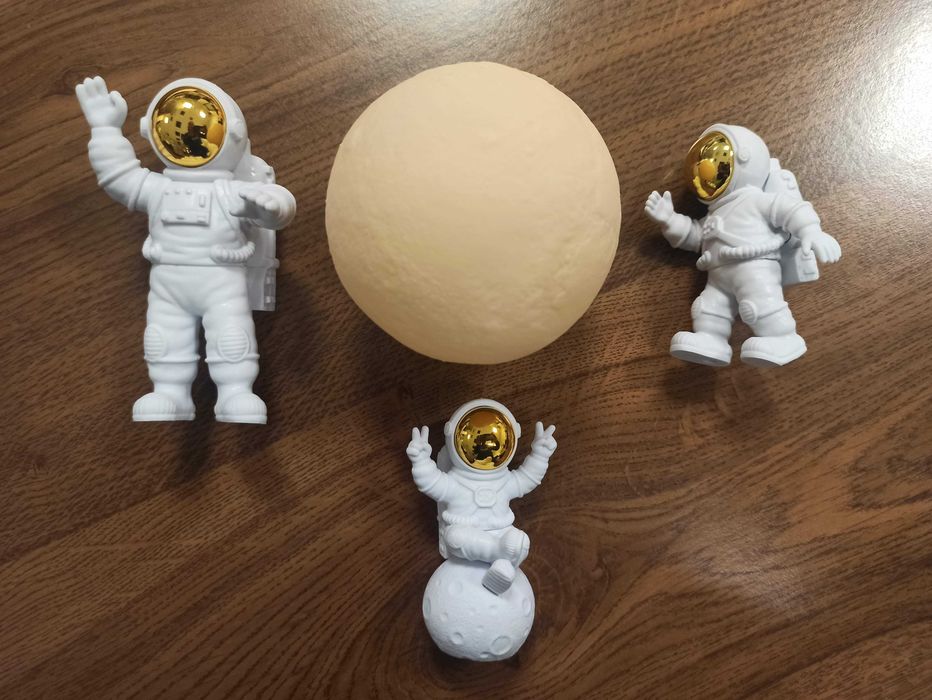 Lua com luz e 3 astronautas prateado dourado