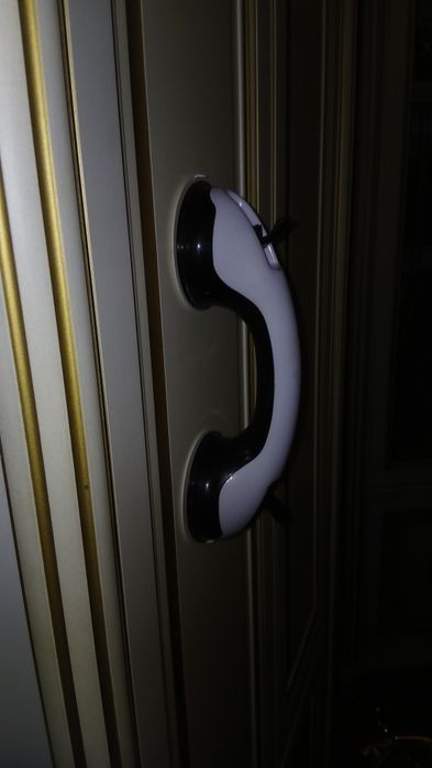 Ручка у ванну на присосках