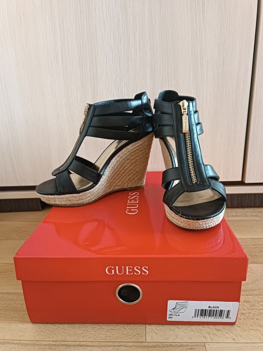 Взуття на танкетці Guess