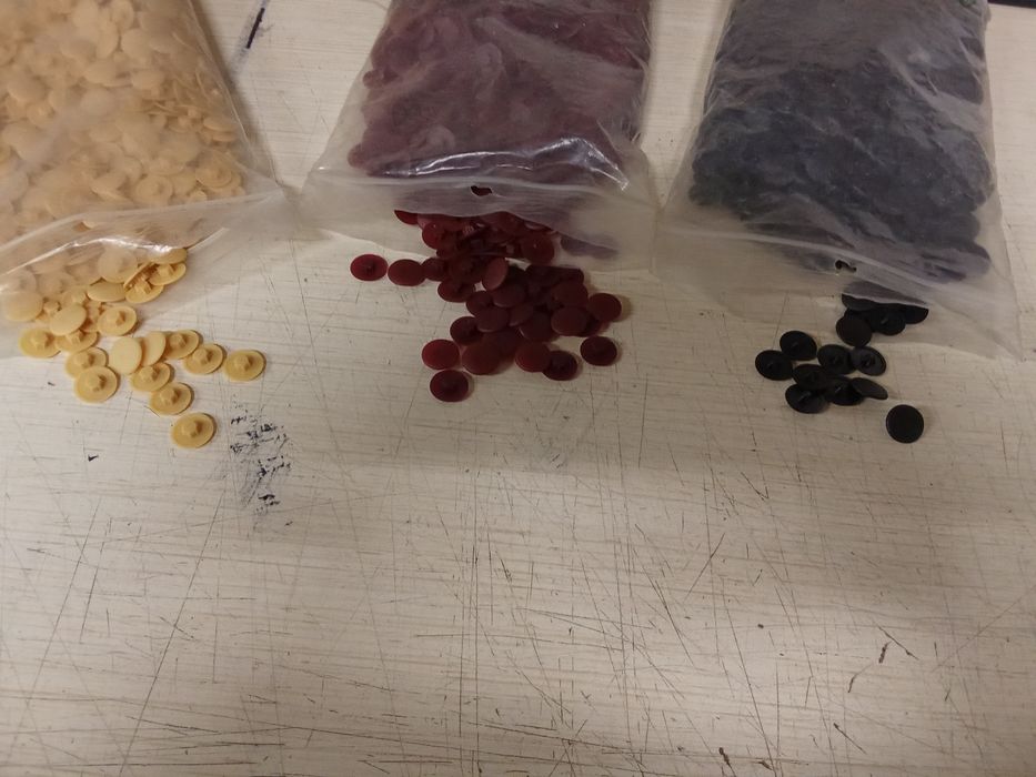 Zaślepki na konfirmaty i na krzyżak gratis oddam