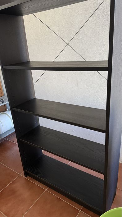 Estante de madeira preta