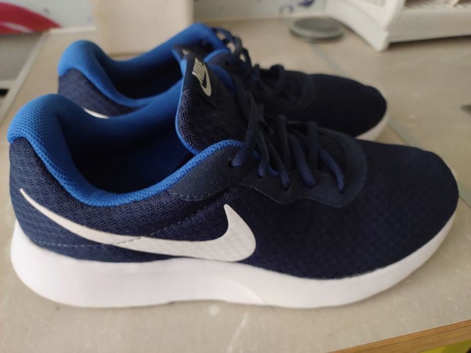 Продам оригинальные мужские кроссовки Nike tanjun