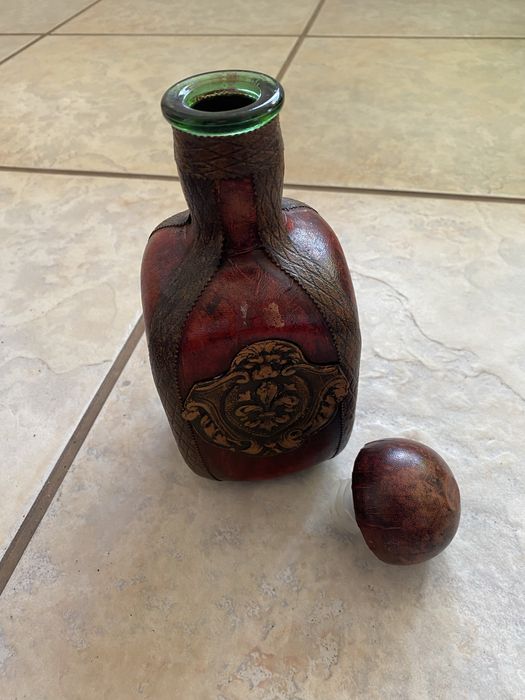 Karafka obita skórą