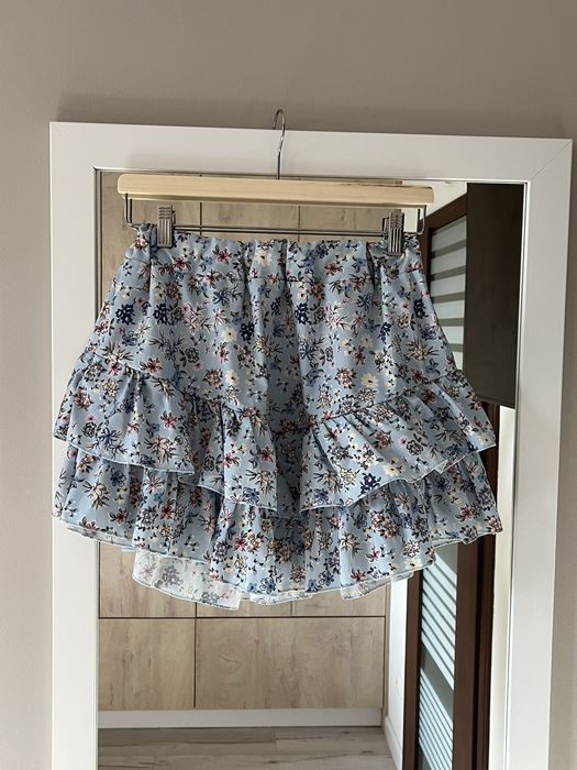 Błękitna spódniczka mini w kwiaty