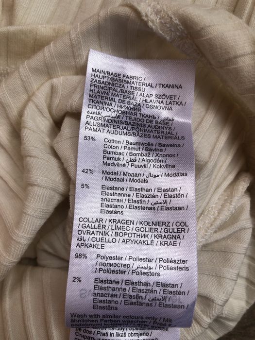 Білий лонгслів-поло в рубчик