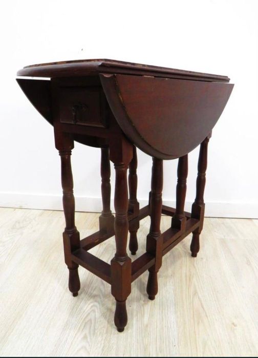 Mesinha baixa com abas.