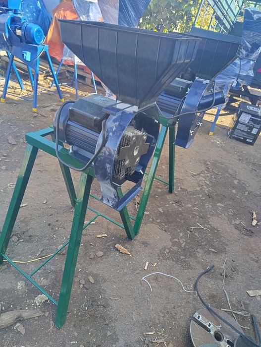 Доступний Млин Млинок ДКУ на зерно 2.5 квтх2850об/хв220вольт-250кг\год