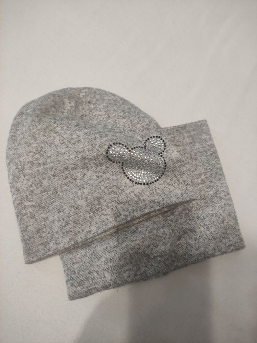 Шапка і снуд на всі.В ідеальному стані.