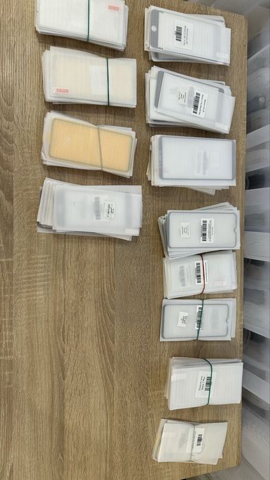 Продам 2 лота оптом чихлів і захисного скла чехлів 59 і скла 174. Торг