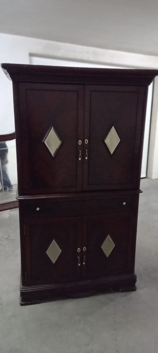 Armário em mogno maciço.