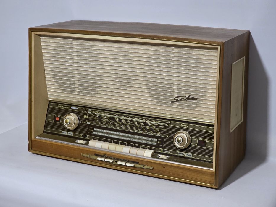 Rádio antigo reparado SABA
