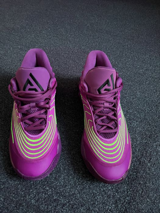 Продам кросівки волейбольні Nike Giannis Immortality