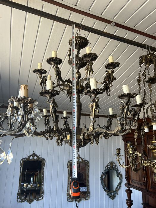 Велика бронзова люстра