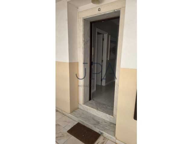 AF-T1-530-Monte Gordo com estacionamento exterior no parque .