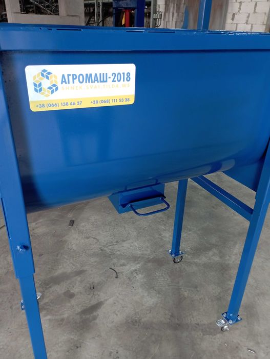 Кормозмішувач об'ємом 400 л,смеситель кормов горизонтальний.