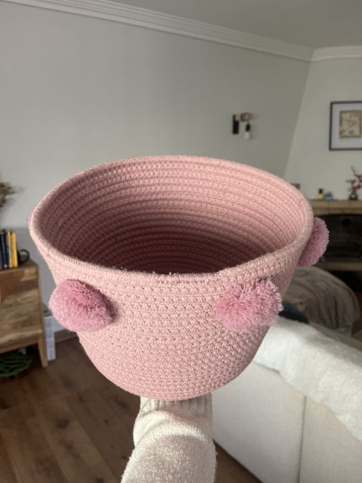 Cesto cor-de-rosa com pompom