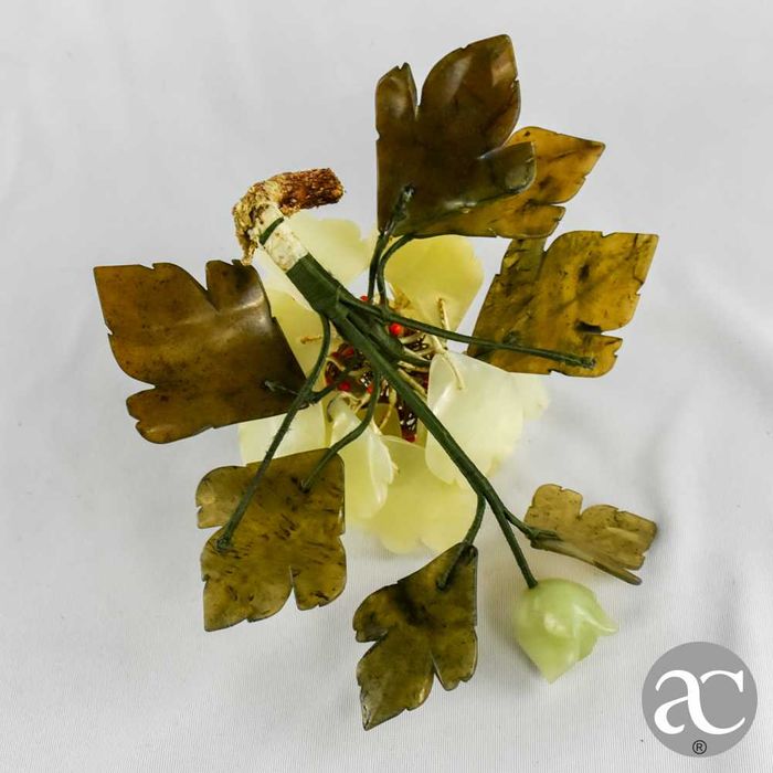Castiçal de mesa forma de arranjo floral, China, feito em pedra e jade
