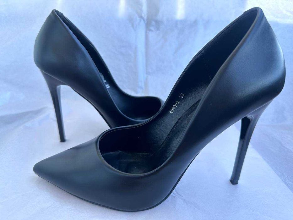 Туфлі-човники чорного кольору