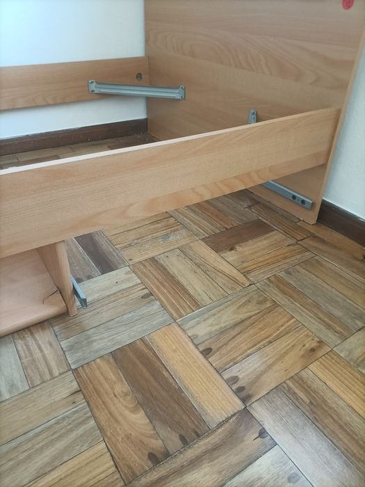 Cama solteiro com colchão.