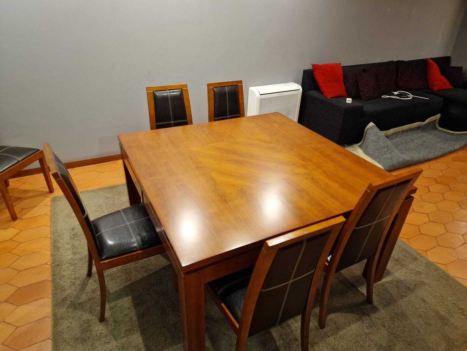 Sala de jantar em castanho