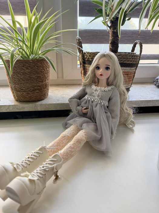 Kolekcjonerska lalka BJD – piękna blondynka w szarej stylizacji