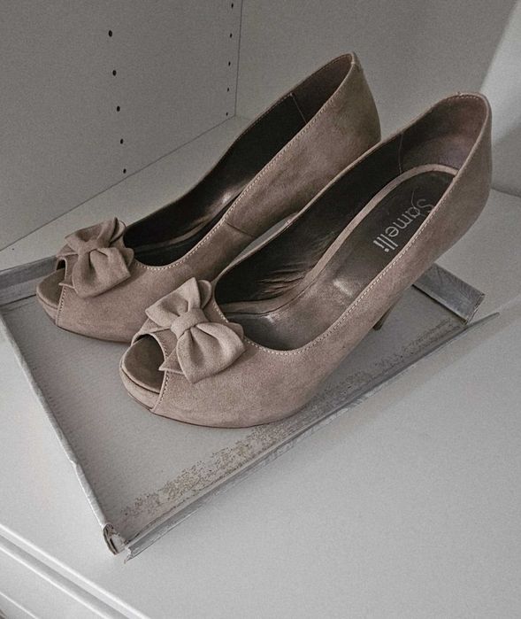 Sapatos bege. Super elegantes.