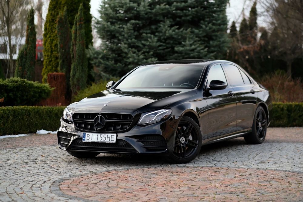 Mercedes-Benz Klasa E Mercedes-Benz E 300 4MATIC REZERWACJA