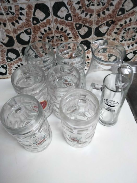 7 copos de cerveja e uma caneca