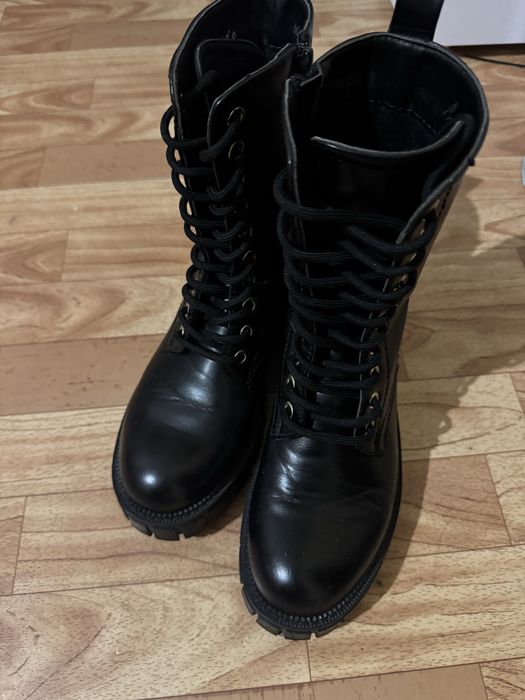 Черевики для підліка, дівчинки. 36 розмір на вузеньку ніжку