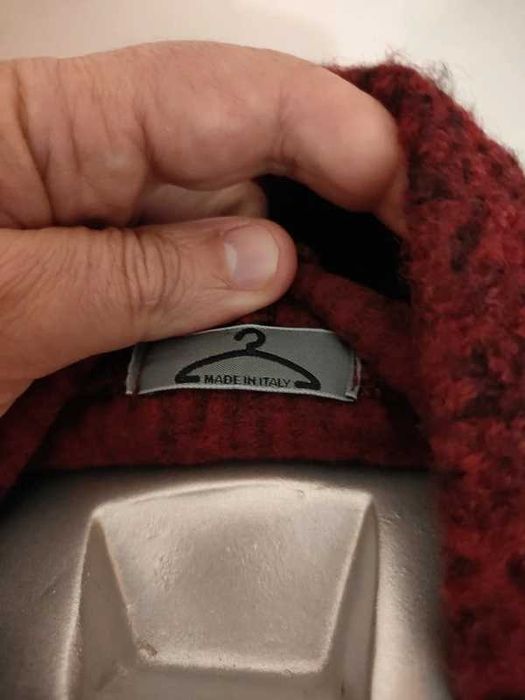 Casaco modelo de lã fervida (ou bouclé) na cor bordeaux