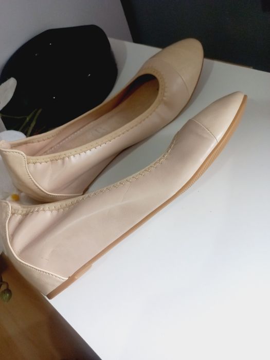 Nowe Eleganckie buty damskie   bezowe na małym koturnie 39