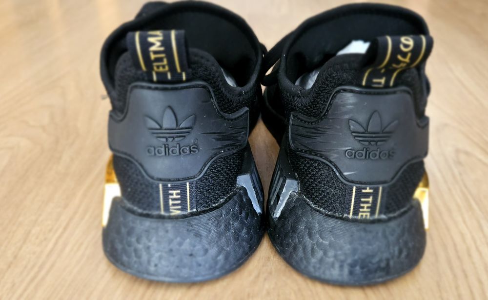 Ténis/Sapatilhas ADIDAS NMD R1 Black & Gold