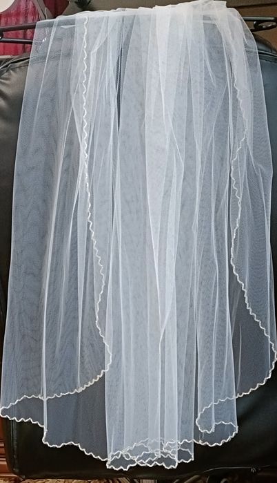 Welon ślubny z ozdobnym wykończeniem