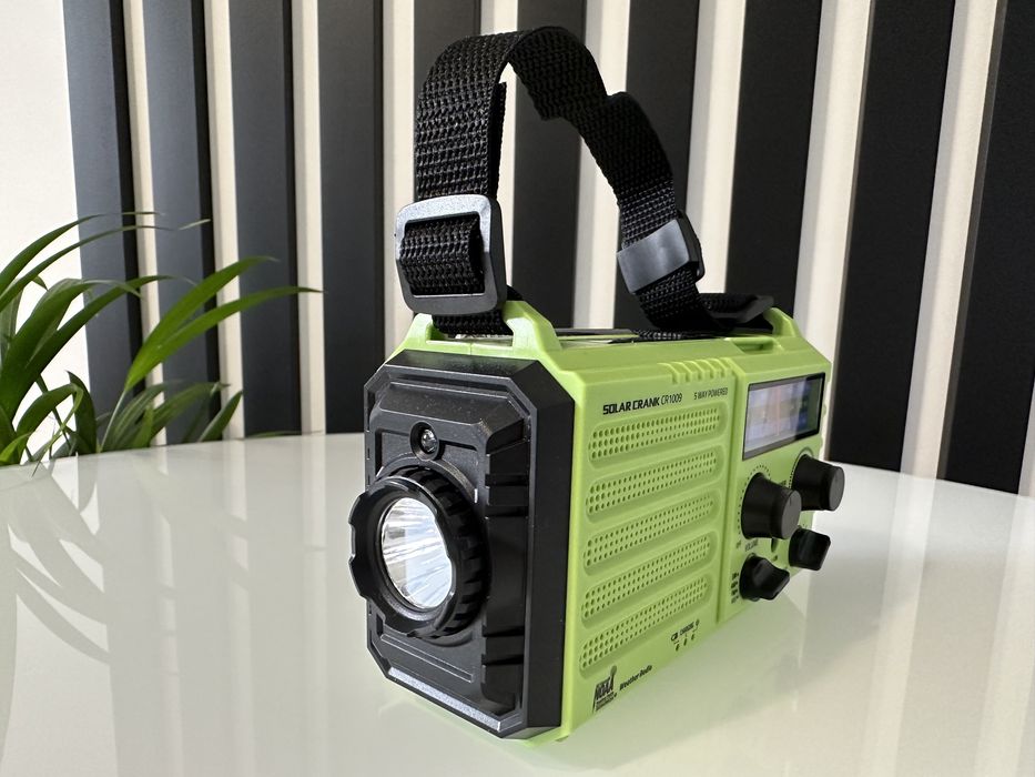 АКЦІЯ!! Акум 5000mAh з потужним ліхтарем, радіо та сонячною батареєю