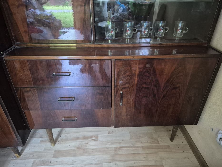 Kredens PRL wysoki połysk , gratis porcelana.