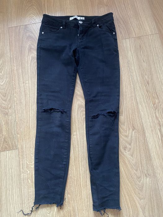 Czarne gumowane spodnie jeansy  skiny z dziuramiDenim