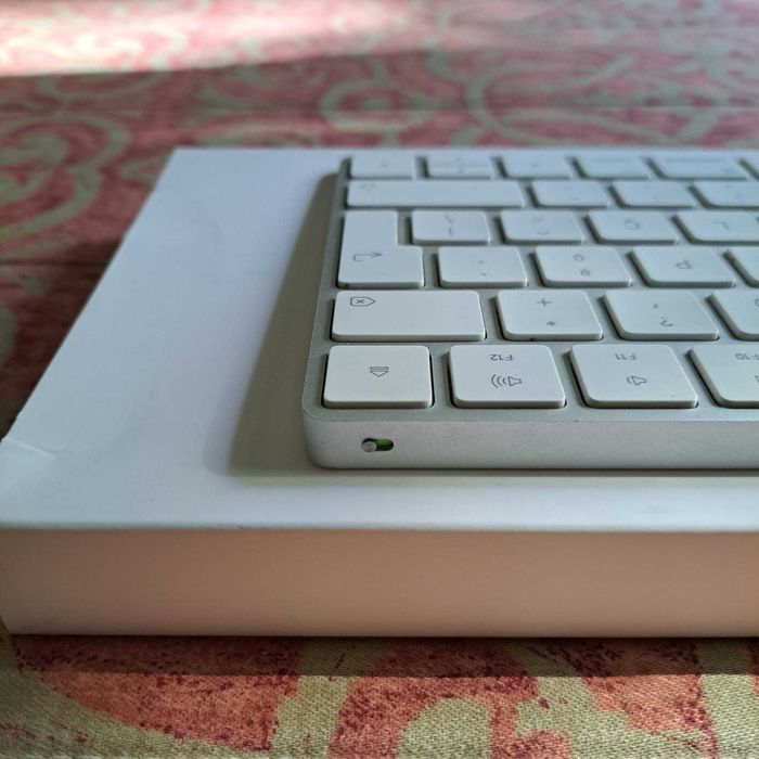 Apple Magic Keyboard PT com caixa original e cabo